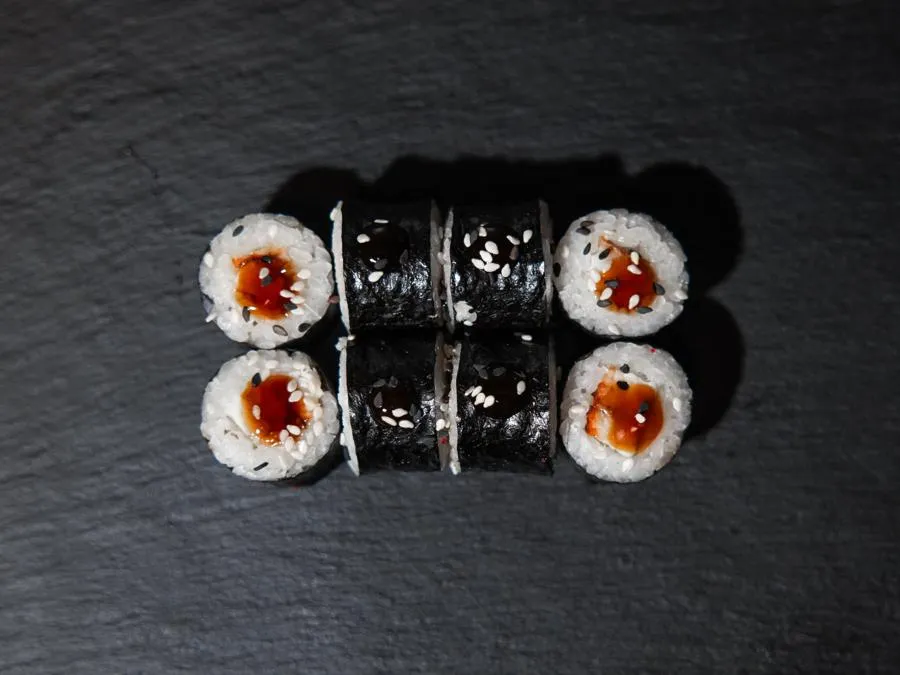 Маки с угрем