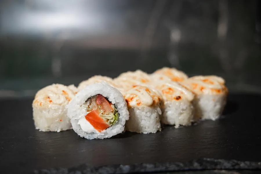 Запеченный цезарь с лососем