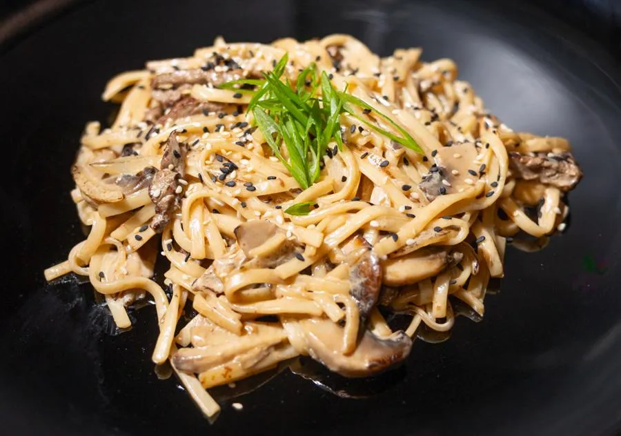 Удон с беконом и грибами в сливках